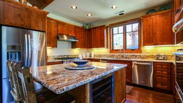 Nhà, 4 phòng ngủ | Bếp riêng | Tủ lạnh, lò vi sóng, lò nướng, máy rửa bát