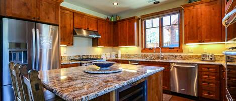 House, 4 Bedrooms | Private kitchen | Fridge, microwave, oven, dishwasher