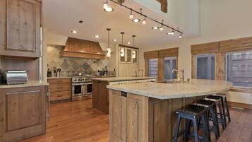 House, 4 Bedrooms | Private kitchen | Fridge, microwave, oven, dishwasher