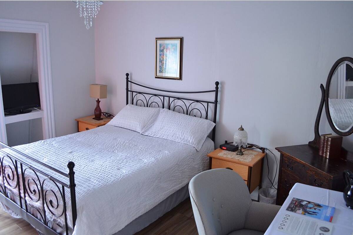 Standardzimmer, 1 Queen-Bett (La York, La Coffen, La Perchard) | 1 Schlafzimmer, Zimmersafe, Schreibtisch, kostenloses WLAN