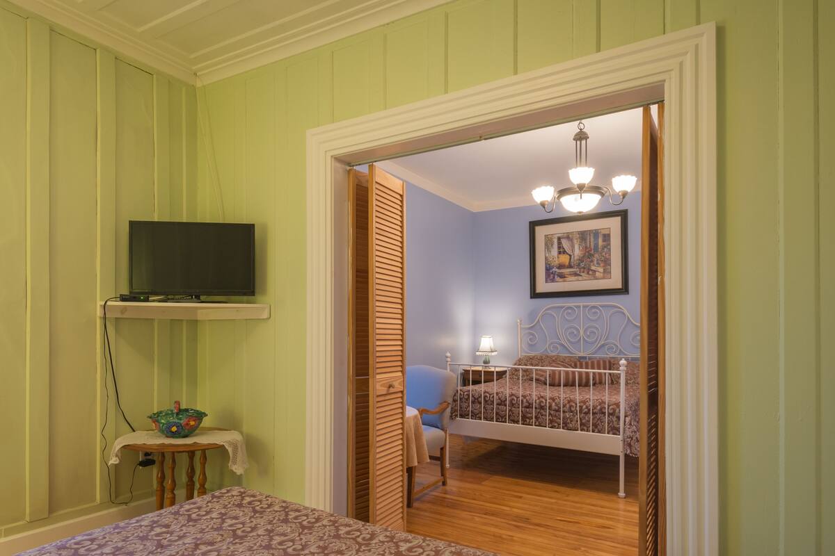 Vierbettzimmer, 2 Queen-Betten (La Wakeham) | 1 Schlafzimmer, Zimmersafe, Schreibtisch, kostenloses WLAN