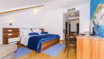 Un dormitorio con una cama de madera, un escritorio y una silla.