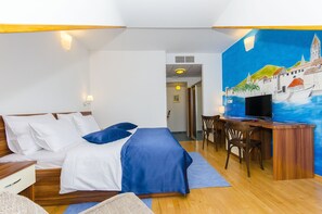 Chambre Familiale, vue ville | Matelas Tempur-Pedic, minibar, coffres-forts dans les chambres, bureau