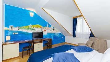 Habitación familiar, vista a la ciudad | Camas Tempur-Pedic, minibar y caja de seguridad en la habitación