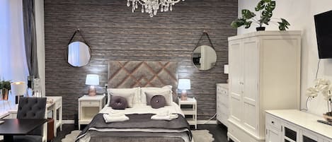 Habitación familiar | Decoración personalizada, muebles diferentes y cortinas blackout