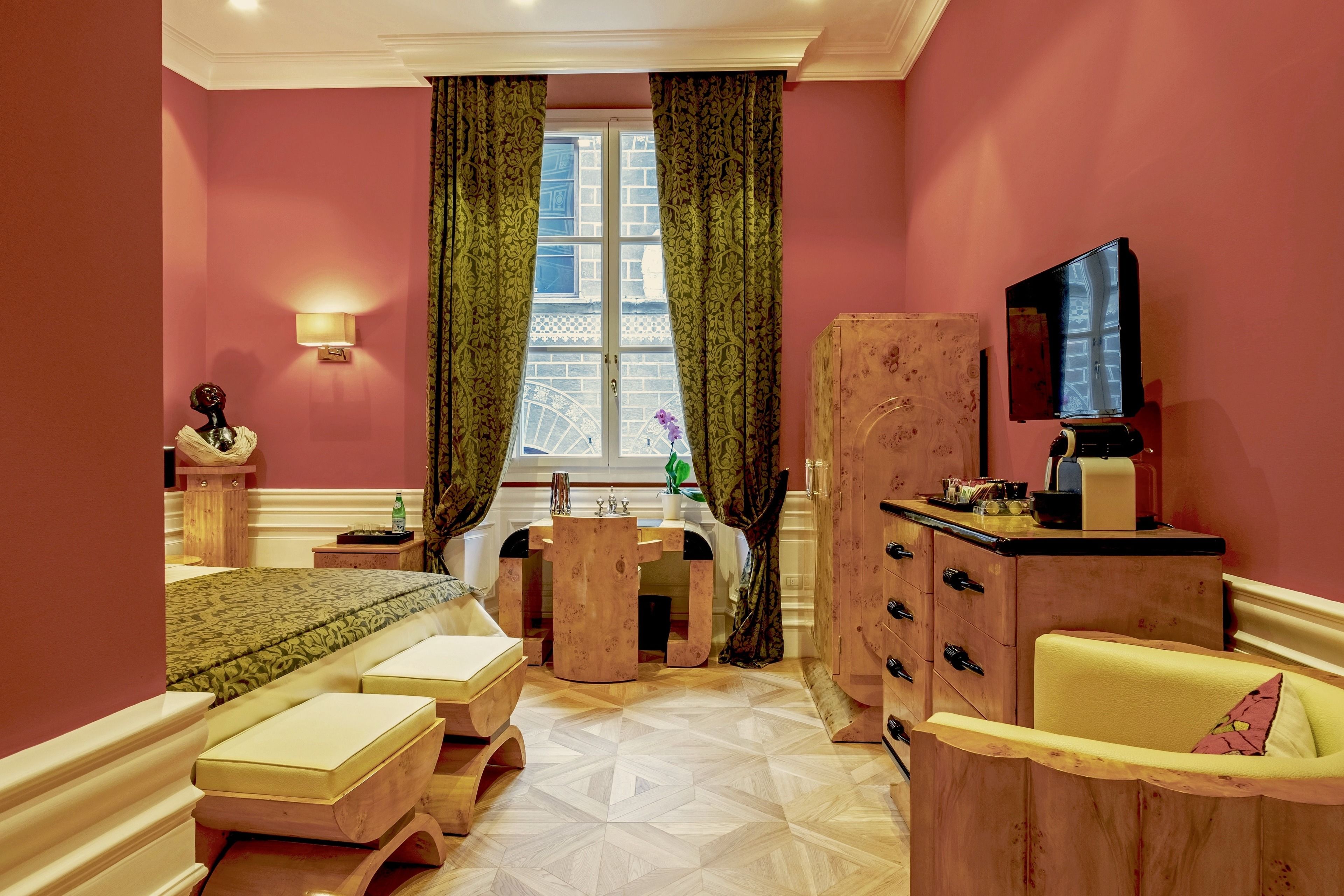 Une chambre à coucher comprenant un lit, des tables de chevet, une coiffeuse, une chaise et un téléviseur.