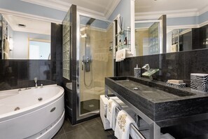 King Deluxe City View | Baño | Amenidades de baño gratuitas, secadora de cabello, pantuflas, bidet 