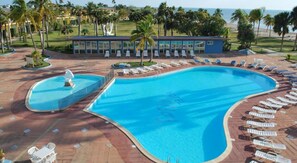3 piscines extérieures, parasols de plage, chaises longues