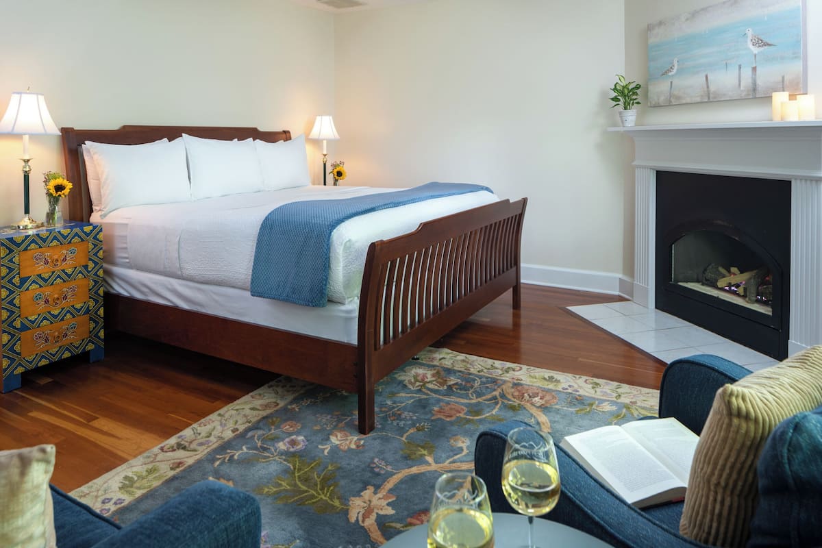 Deluxe Single Room, 1 King Bed, Jetted Tub, Garden View (Audubon Room) | Hypo-allergenic bedding available, iron/ironing board