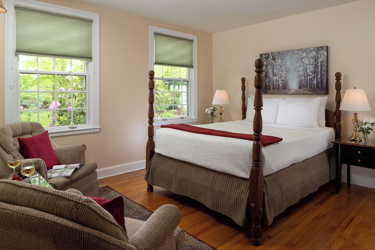 Comfort Single Room, 1 Queen Bed, Garden View (Dogwood Room) | Hypo-allergenic bedding available, iron/ironing board