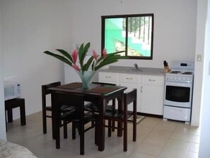 Green Forest Studio No 07 | Cocina básica privada | Frigorífico, microondas (previa solicitud) y cafetera o tetera