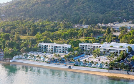 On the beach, sun loungers, beach umbrellas, beach towels. Explorar Koh Samui – Adults Only Resort and Spa