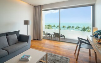 Deluxe Sea View Suite | Minibar, in-room safe, desk, laptop workspace