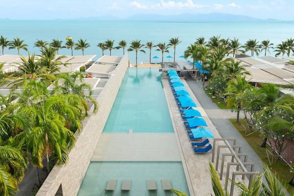 Kolam renang terbuka, dibuka dari pukul 7:00 hingga 23:00, payung kolam