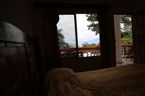 Quarto casal standard, 1 cama King | Vista do quarto