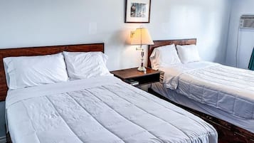 Habitación, 2 camas matrimoniales | Escritorio y wifi gratis