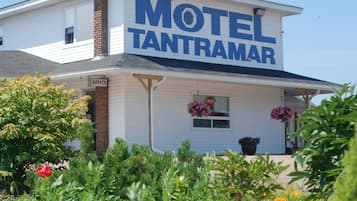 Welcome to Motel Tantrambar, a charming two-story retreat with a cozy atmosphere.