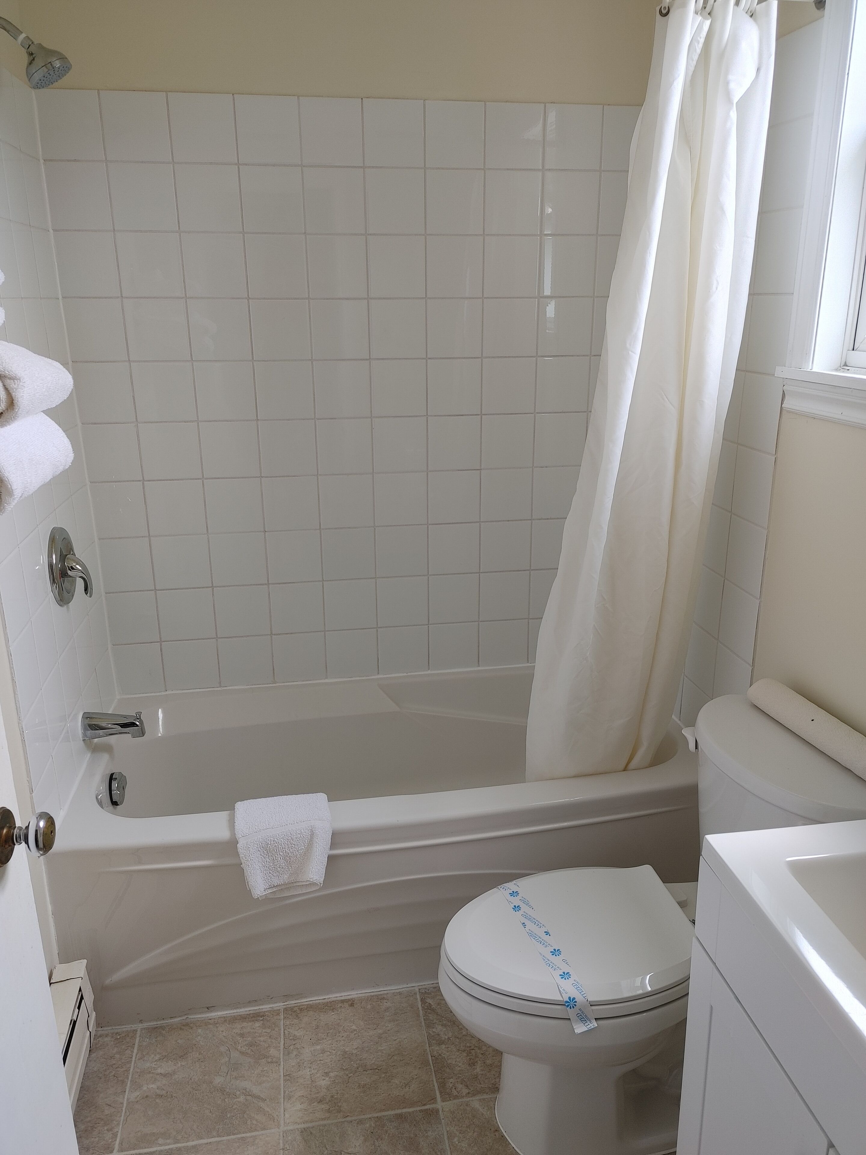 Kamer, 1 queensize bed | Badkamer | Een bad/douchecombinatie, gratis toiletartikelen, handdoeken