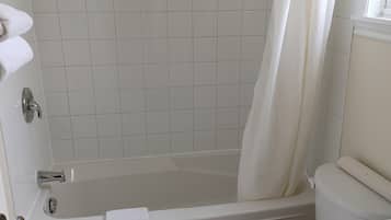 Kamer, 1 queensize bed | Badkamer | Een bad/douchecombinatie, gratis toiletartikelen, handdoeken