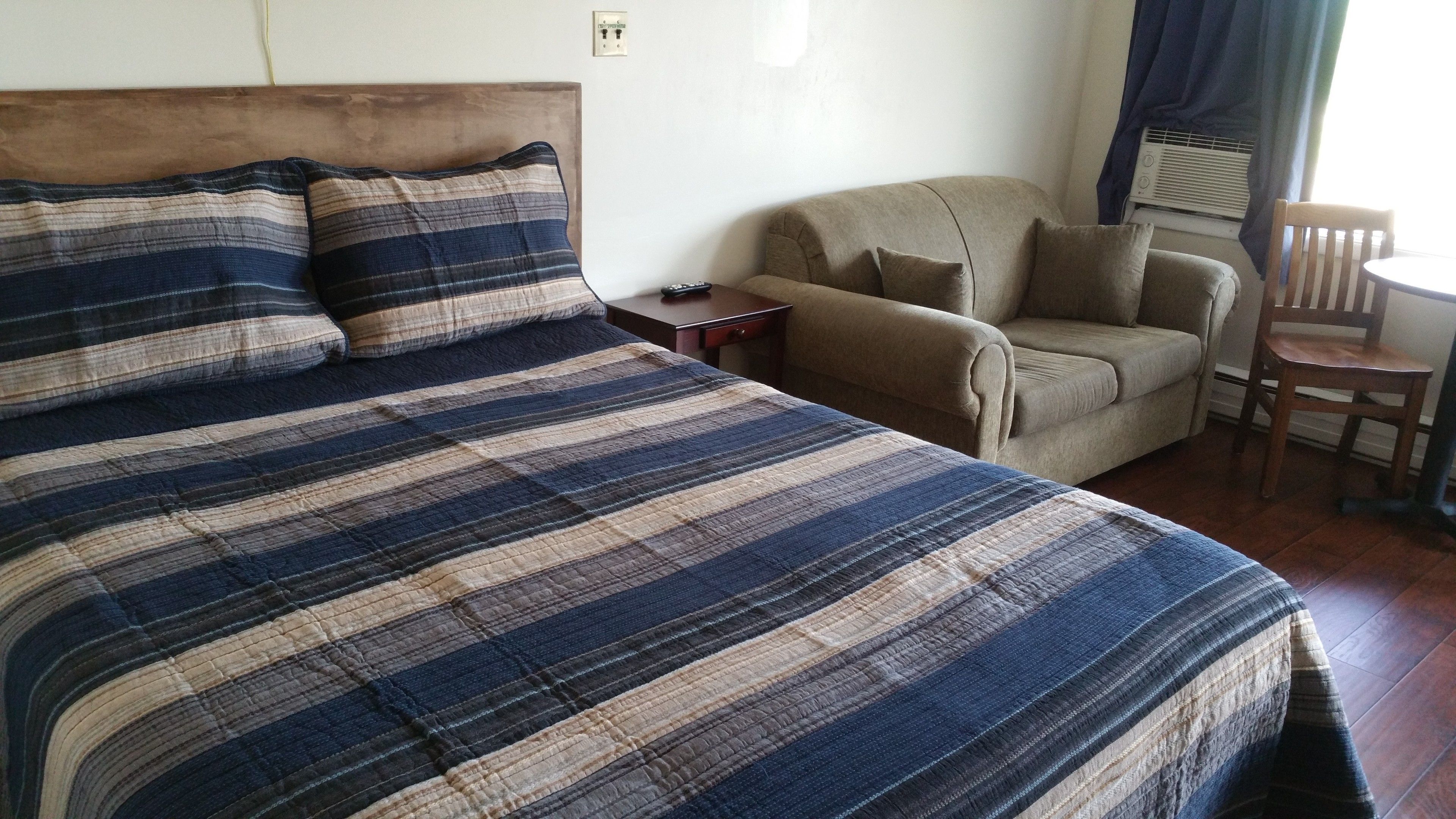 Room, 1 King Bed, Non Smoking | Desk, free WiFi, bed sheets