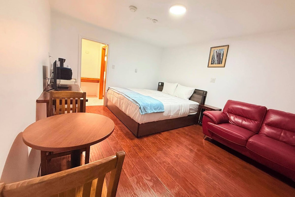 Room, 1 King Bed, Non Smoking | Desk, WiFi (free), bed sheets