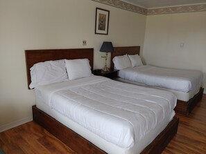 Habitación, 2 camas dobles | Escritorio y wifi gratis