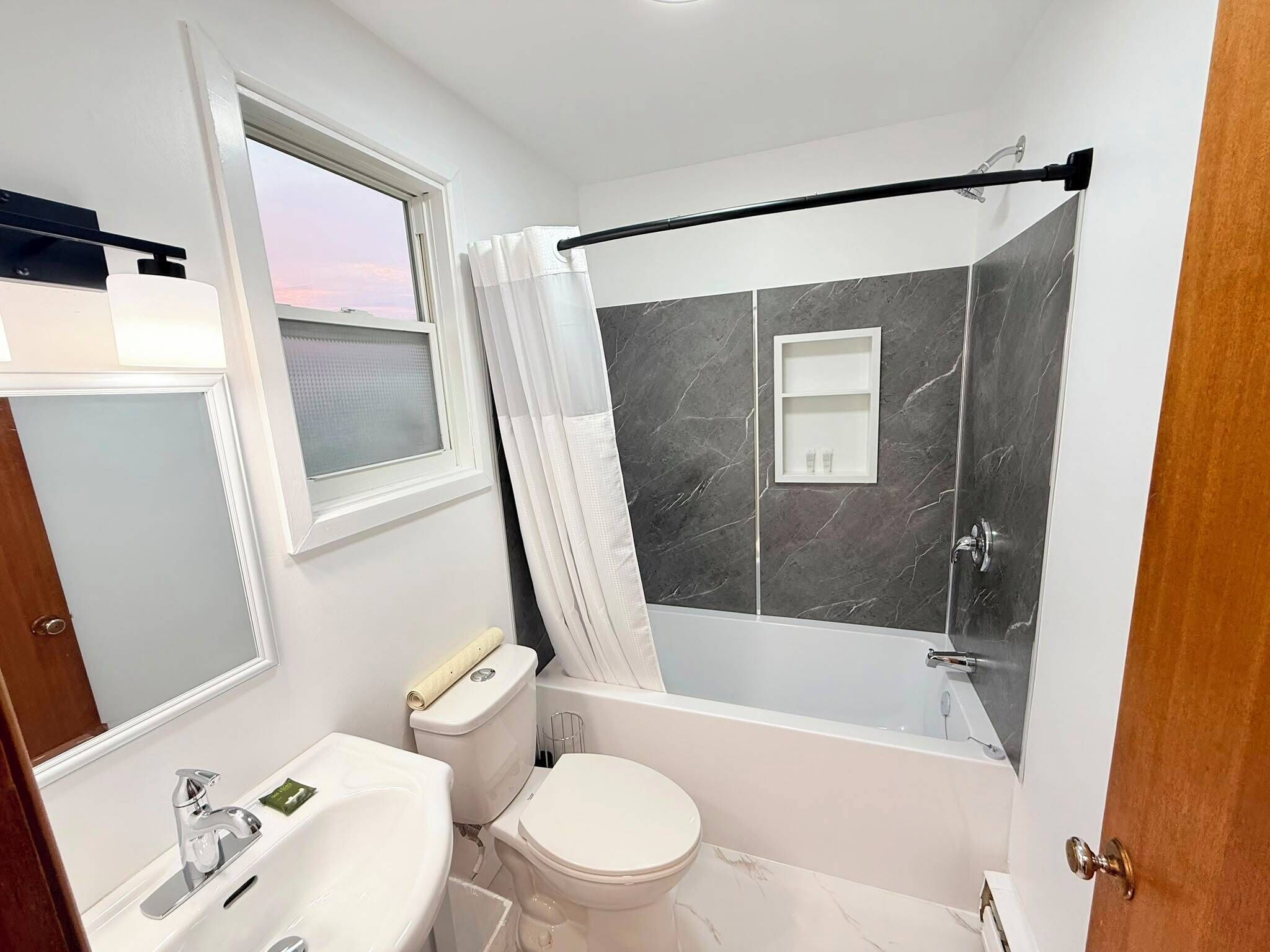 Room, 1 King Bed, Non Smoking | Bathroom | Combined shower/tub, free toiletries, towels