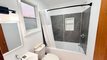 Room, 1 King Bed, Non Smoking | Bathroom | Combined shower/tub, free toiletries, towels