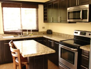 Fridge, microwave, oven, stovetop - Sweet Dreams Studios (Sardinal)