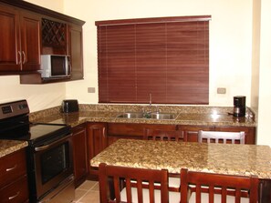 Sweet Dreams Studio No 05  | In-room dining - Sweet Dreams Studios (Sardinal)