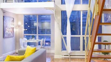 Loft Deluxe, 1 camera da letto, frigorifero e microonde, vista città | Soggiorno | TV a schermo piatto