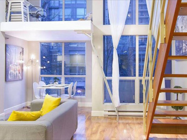 Deluxe-Loft, 1 Schlafzimmer, Kühlschrank und Mikrowelle, Stadtblick | Wohnzimmer | Flachbildfernseher