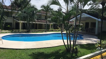 2 outdoor pools