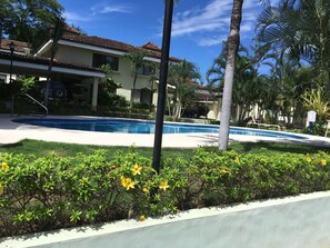 2 piscines extérieures