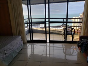 特色装修、办公桌、遮光窗帘