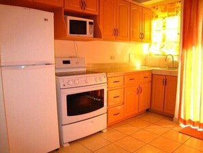 Refrigerador, microondas, cafetera/tetera