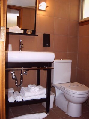 Habitación individual Prestigio, 1 cama King size, patio | Baño | Amenidades de baño gratuitas y toallas
