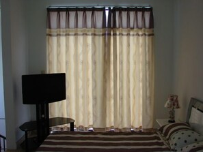 1 habitación, caja de seguridad en la habitación y escritorio 