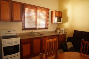 Las Torres Studio No 28 | Private kitchen | Full-size fridge, microwave, coffee/tea maker - Las Torres Studio (Sardinal)