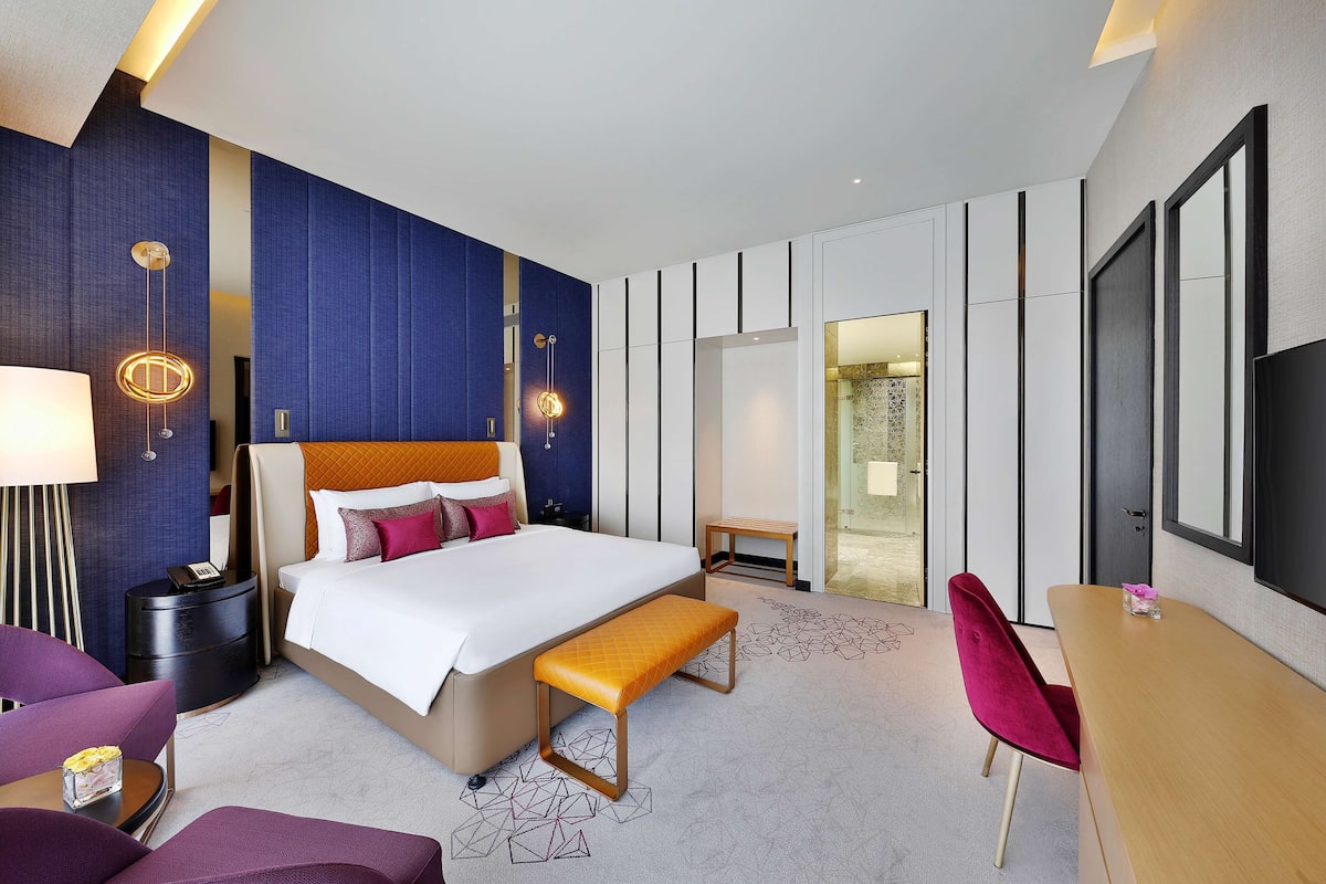 Executive Suite, 1 King Bed | Hypo-allergenic bedding, minibar, in-room safe, desk