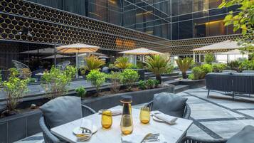 4 restaurants; breakfast, lunch, dinner, and brunch served