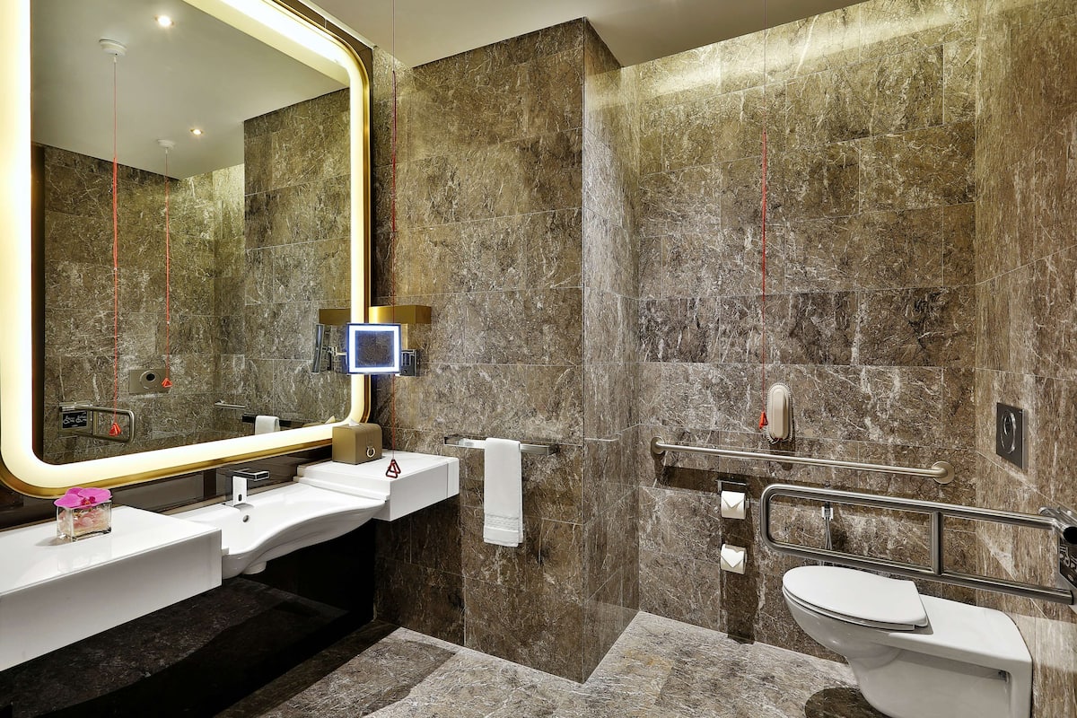 deluxe room, 1 king bed, accessible | bathroom | separate bathtub and shower, deep-soaking bathtub, free toiletries