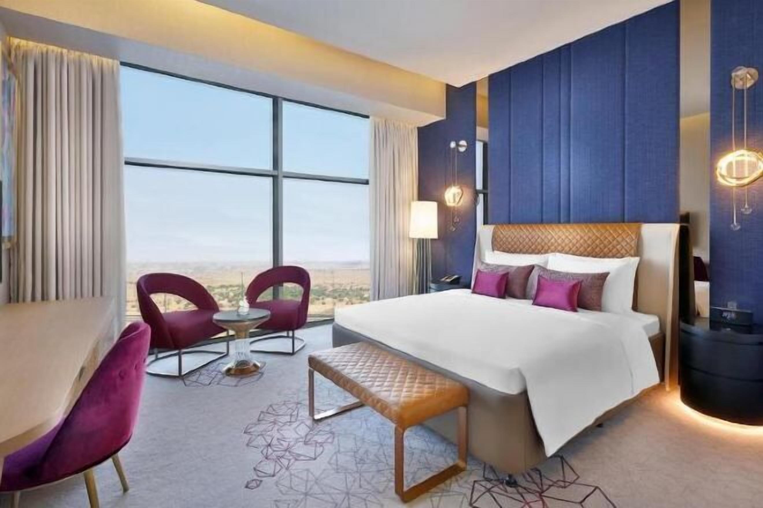 Hypo-allergenic bedding, minibar, in-room safe, desk