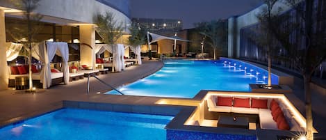 3 piscinas al aire libre, sombrillas, sillones reclinables de piscina