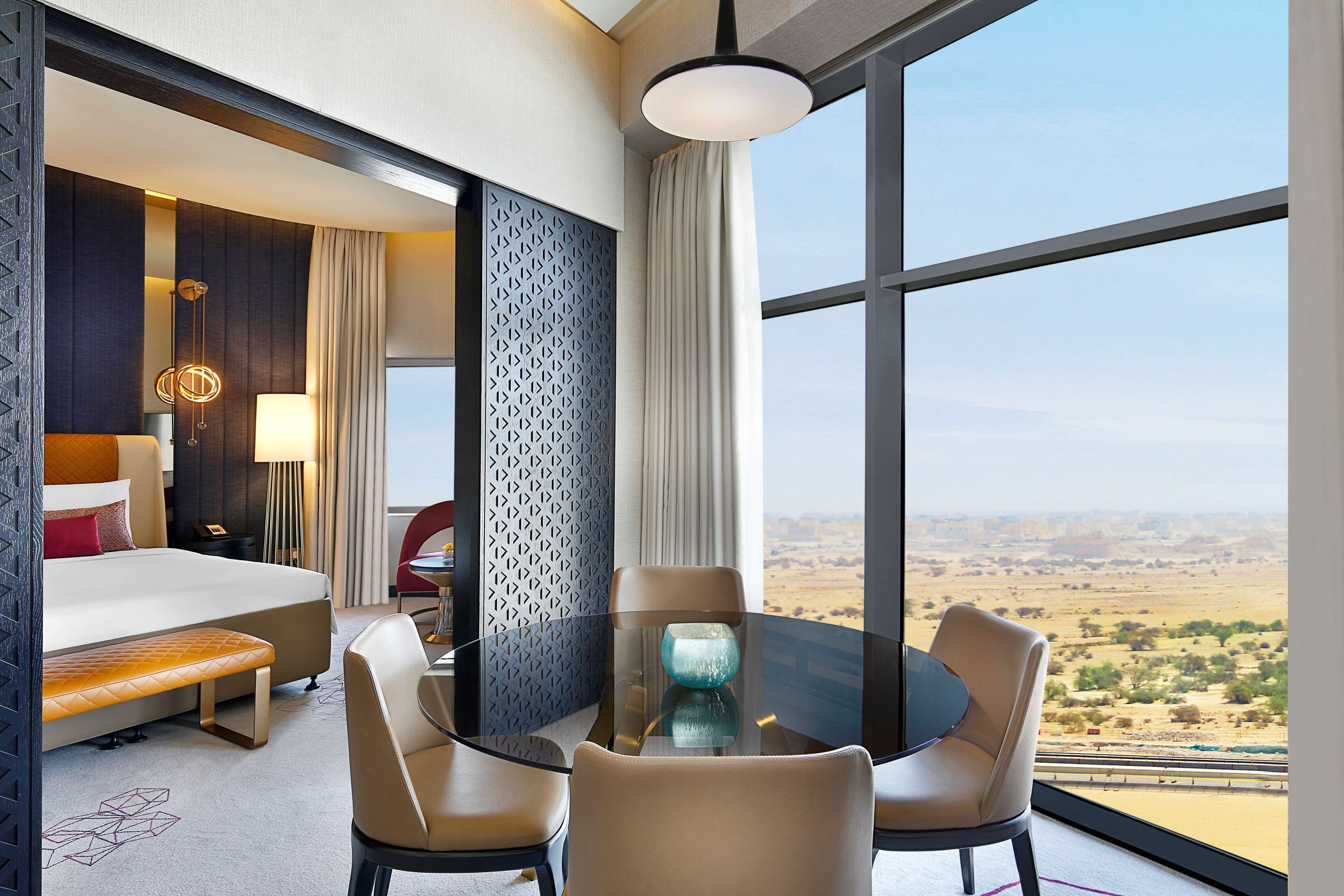 deluxe suite, 1 king bed | hypo-allergenic bedding, minibar, in-room safe, desk