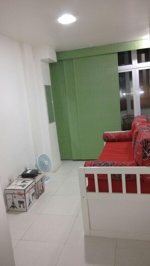 Apartemen, balkon | Ruang keluarga | TV