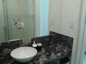 Appartement, balkon | Badkamer | Een douche, een haardroger