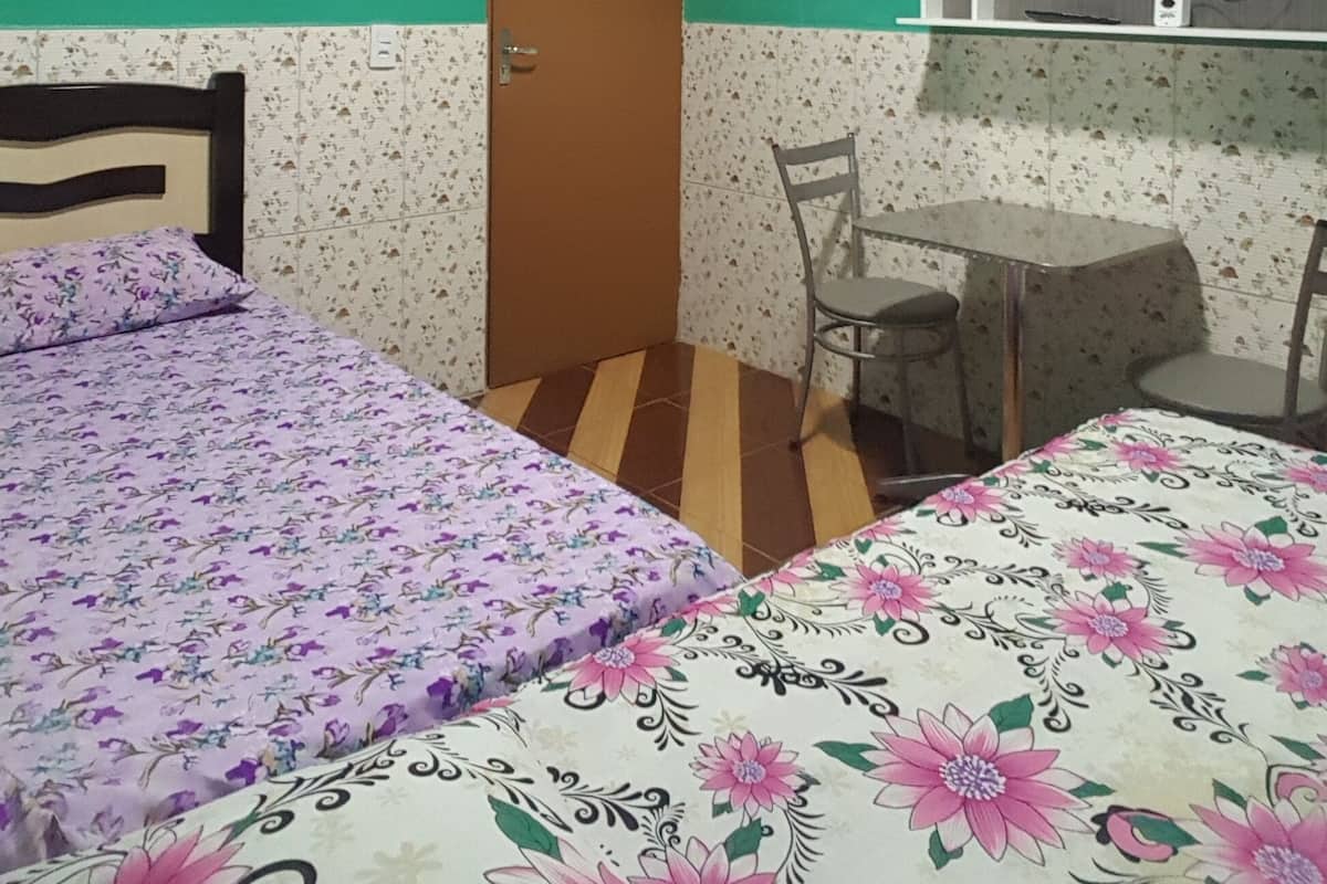 Single Room | Dihias secara berasingan, meja, langsir/tirai gelap terus