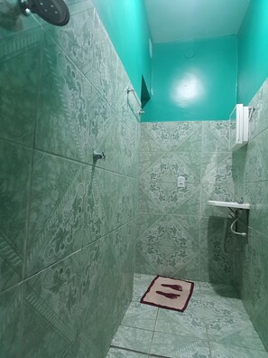 Chambre Simple | Salle de bain | Douche, serviettes fournies