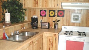 Coffee/tea maker, microwave - Happy Suites at Happy Acres (Hinesville)